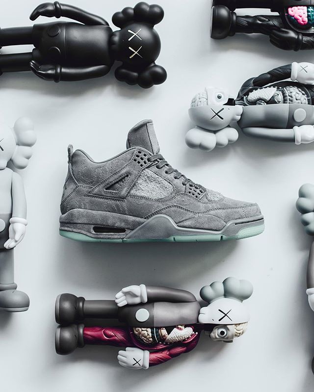 AIR JORDAN RETRO 4 x KAWS